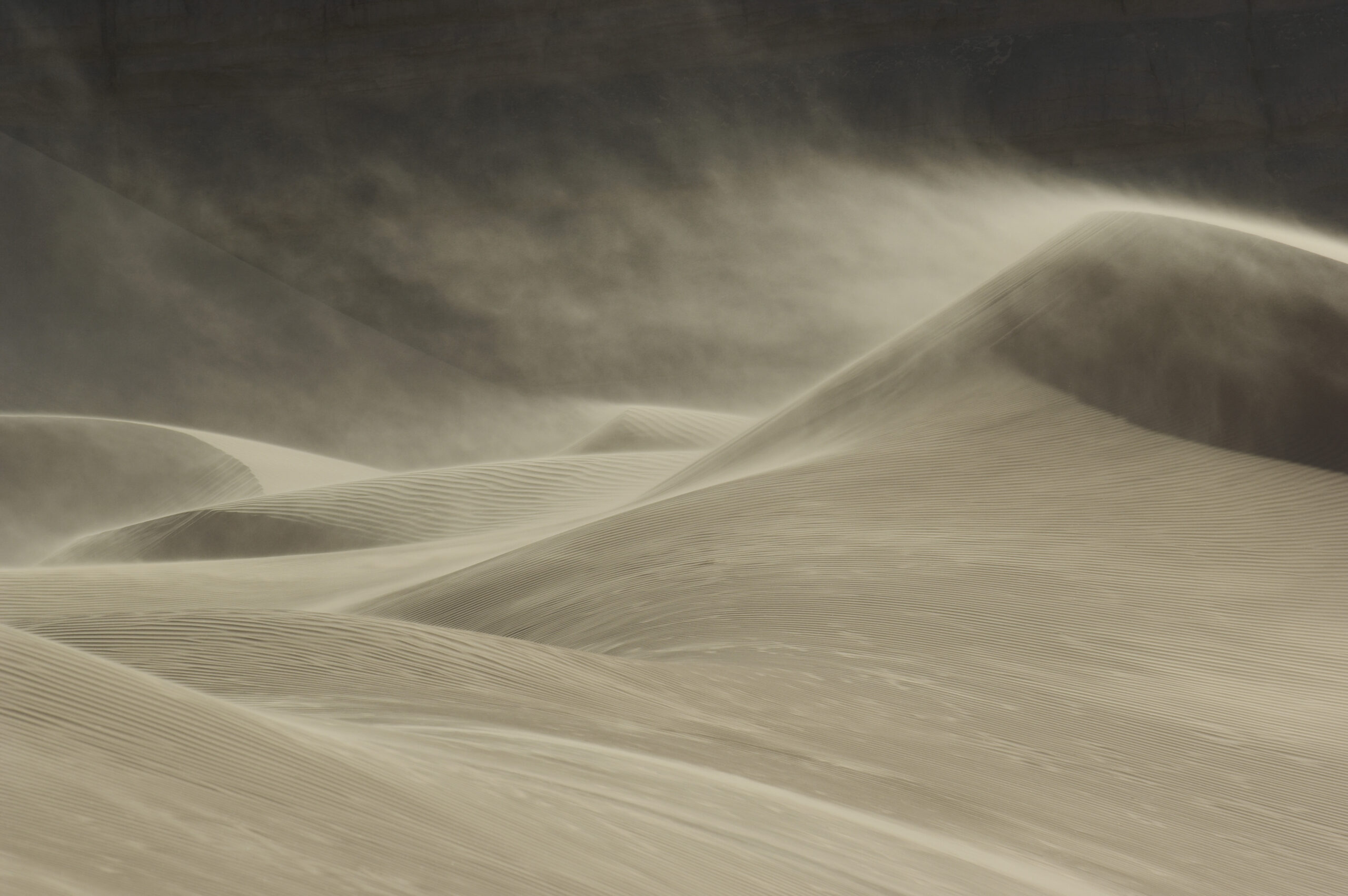 Sand,Blowing,Over,Sand,Dune,In,Wind